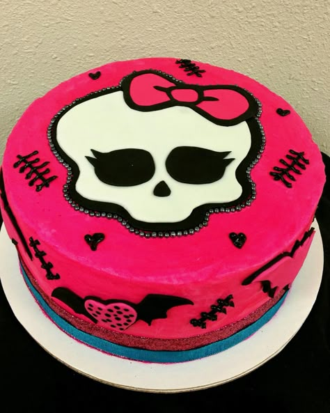 Birthday Cake Monster High, Monster High Cake Birthdays, Monster High Cake Ideas, Monster High Food, Surprise Birthday Cake, Monster High Cake, Monster High Birthday Party, 14th Birthday Cakes, Pirate Cake