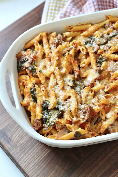 Cheesy Beef & Kale Pasta Bake This cheesy ground beef pasta recipe is the perfect weeknight meal and is so delicious! Veggie Taco Salad, Gf Dinners, Casserole With Ground Beef, Spinach Pasta Bake, Ground Beef Pasta Recipes, Cheesy Pasta Bake, Beef Pasta Recipes, Veggie Pasta Salad, Baked Kale