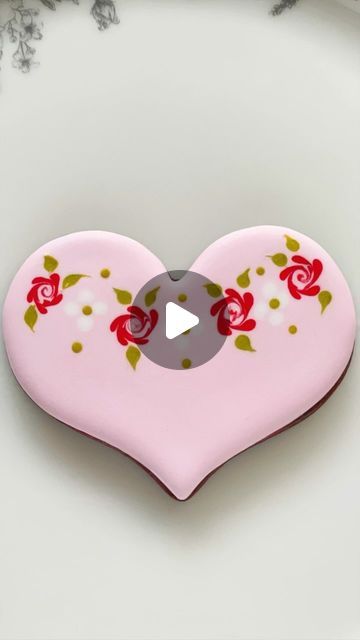 Rose Gold Decorated Cookies, Heart Shaped Royal Icing Cookies, Beautiful Cookies Decorated, Anniversary Cookies Ideas, Heart Cookie Decorating Ideas, Decorated Biscuits, Round Sugar Cookies Decorated, Heart Decorated Cookies, Heart Sugar Cookies Decorated