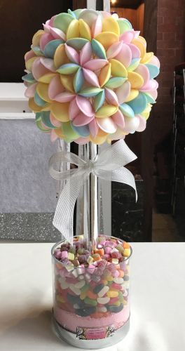 Flying Saucer Sweet Tree Sweet Centerpiece Ideas, Sweet Bouquets Candy, Sweets Bouquet, Birthday Candy Bouquet, Candy Trees, Candy Theme Birthday Party, Candy Tree, Bouquet Box, Sweet Trees