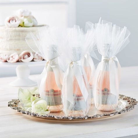 Special guests deserve special favors, so we made these tulle-wrapped champagne splits. They’re sophisticated, but oh-so-easy to put together. A little ribbon and a little tulle are all you need!  Make these DIY Tulle Champagne Bottle Wedding Favors in just a few steps Groomsmen Gifts Flask, Beautiful Wedding Centerpiece, How To Dress For A Wedding, Simple Wedding Flowers, Wedding Crashers, Wedding Mementos, Wedding Bottles, Unique Wedding Flowers, Wedding Floral Centerpieces