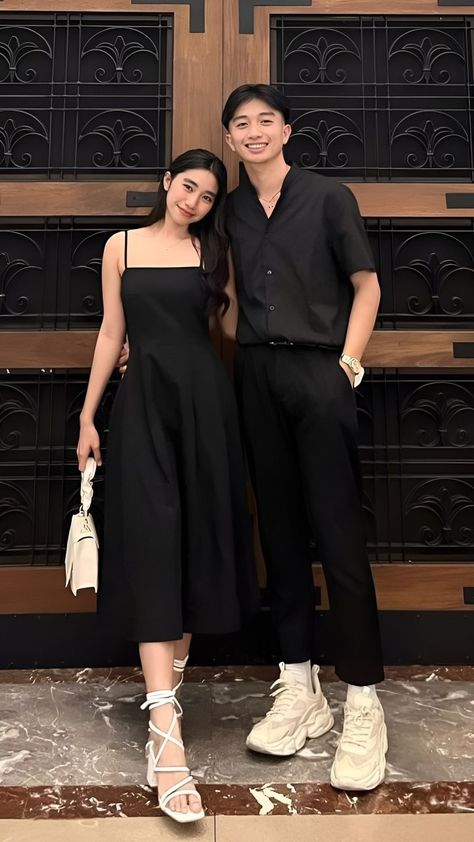 Cute Photo Poses With Boyfriend, Korean Couple Aesthetic Outfit, Couple Fits Aesthetic, Couple Outfits Ideas, Couple Formal Outfits, Couple Twinning Outfits, Couple Clothes Matching Outfits, Couple Aesthetic Outfits, Couple Ootd