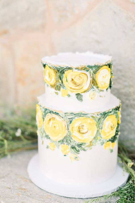 How to Have a Gorgeous Summer Wedding Inspired by Tuscany #weddingcake #whitecake #weddinginspiration #summerwedding #tuscanyinspired #palosverdes Contemporary Wedding Cakes, Tuscan Inspired Wedding, Summer Wedding Cakes, Wedding Day Tips, Fancy Cocktails, Florals Wedding, Wedding Inspired, So Cal