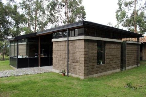 Casa de Barro en Ecuador - Noticias de Arquitectura - Buscador de Arquitectura Clay House, Arch House, Clay Wall, Reinforced Concrete, Eco House, Brick And Stone, Explore Nature, Contemporary Architecture, Little House