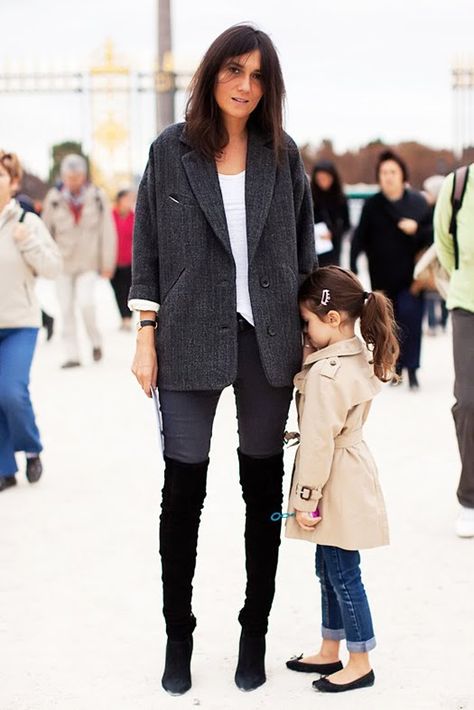 Emmanuelle Alt and daughter in Paris Fashion Week Alt Street Style, Style Chic Parisien, Emmanuelle Alt Style, Street Style 2022, Chic Clothing Style, Emmanuelle Alt, Parisian Chic Style, Miroslava Duma, Alt Style