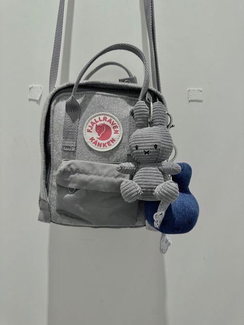 #kanken #kankensling #miffy #bag #minimalist #koreanstyle #japanesefashion #fashion #nintje #grey #aestheticwallpaper #widget Miffy Bag, Kanken Sling Bag, Kanken Sling, Mochila Fjallraven Kanken, Pretty Tote Bags, Bag Minimalist, Cute Purses, Fjallraven Kanken, Street Style Outfit