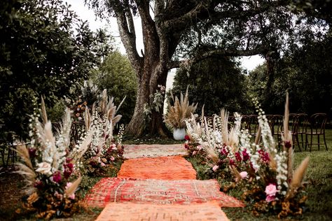 20 COOL OUTDOOR CEREMONY STYLING IDEAS – Hello May Botanical Wedding Theme, Ceremony Styling, Outdoor Wedding Ideas, Arch Ideas, Byron Bay Weddings, Outdoor Wedding Inspiration, Outdoor Fall Wedding, Wedding Aisle Decorations, Garden Wedding Decorations