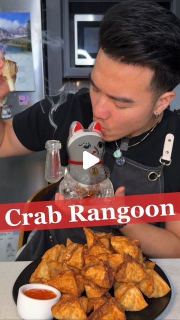 Jerry Chu l Stoner that Cooks 😮‍💨🥢 on Instagram: "Crab Rangoon 🦀 IT’S SUMMER TIME! I am going to share some of my favorite recipes for this summer season 🤤 This became my FAVORITE dish to make for potluck 🔥 It’s simple to make and soooo delicious, typa dish that will be gone on the first round 💨  Ingredients: - Imitation Crab 🦀 - Wonton Wrapper - Frying Oil - Cream Cheese - Garlic - Green Onions - Sugar - MSG - Salt - Soy Sauce - Sriracha  1. In a bowl, add cream cheese, garlic, green onions, imitation crab, sugar, msg, salt, soy sauce, and sriracha. Mix real well 🔥 2. Put a scoop of the imitation crab mix onto the wonton wrapper. Make sure to wet all edges to stick the wrapper together. From one corner to the other across, pinch the tip to close it. Then do the same for the other Diy Crab Rangoon, Crab Rangoon Videos, Wonton Crab Rangoon, Authentic Crab Rangoon, Crab Cheese Wonton, Sweet Crab Rangoon, Crab Wonton Recipes, Crab Rangoon Egg Rolls, Crab Wontons