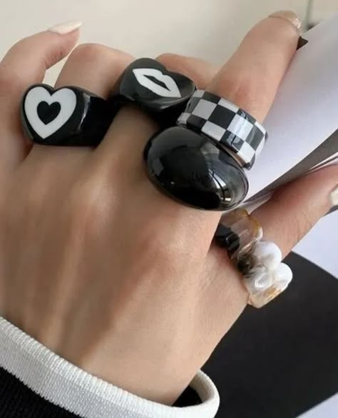 Black Clay Ring, Diy Clay Rings, Acrylic Rings, Diy Jewelry Making Tutorials, Polymer Clay Ring, Clay Rings, Preppy Jewelry, Clay Diy Projects, Jewelry Photoshoot