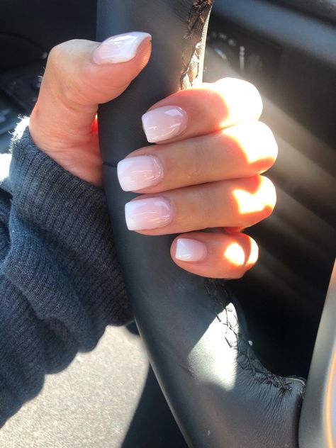 White and pink fade. Short acrylic Ombré nails Business Nails, Unghie Sfumate, Nails Ombre, Short Coffin, Ombre Acrylic Nails, Easy Nails, Short Acrylic, Metallic Nails, Trendy Nail Design