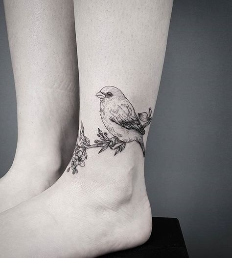 Black bird and floral wreath ankle tattoo. #flowertattoo #birdtattoo Flesh Painting, Bird Ankle Tattoo, Robin Bird Tattoos, Robin Tattoo, Vogel Tattoo, Ankle Bracelet Tattoo, Ankle Tattoo Designs, Sparrow Tattoo, Muster Tattoos