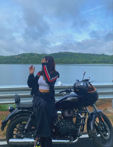 Aesthu biker girl Bike Rider Girl, Pose With Bike, Mood Snapchat, Bike Riding Aesthetic, Bike Pose, Trip Photography, Pool Poses, Riding Bikes, Biker Photoshoot