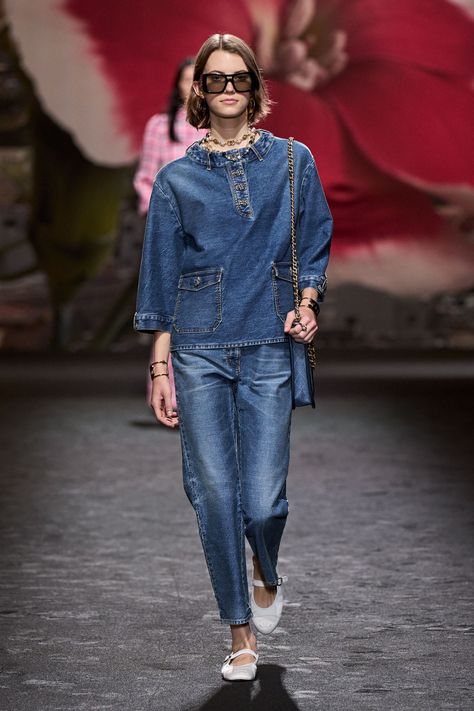 Chanel SS2024 Stacy Martin, Moda Denim, Look Casual Chic, Mode Chanel, Spring Fashion Casual, Chanel Spring, Spring Fashion Outfits, Spring Fashion Trends, Fashion 2020