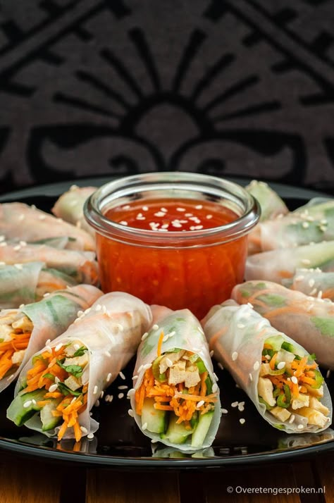 Springrolls - Gezonde en lichte variant van de gefrituurde loempia. Naar keuze te vullen met diverse groenten, rauwkost, vlees, vis, ei en/of noodles. Easy Healthy Lunch Recipes, Vegetable Spring Rolls, Snacks Für Party, Lunch Snacks, Spring Rolls, Easy Healthy Recipes, Asian Food, Food For Thought, Asian Recipes