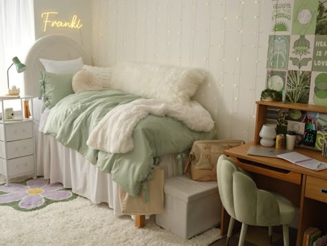 White Dorm Room, Dorm Room Themes, Dorm Themes, College Dorm Inspo, Dream Dorm Room, Cozy Dorm, Bedding Storage, Dorm Room Styles, Cozy Dorm Room