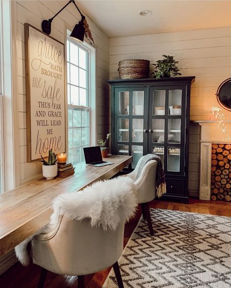 Farmhouse Vibes Aesthetic, Simple Farmhouse, Living Tv, Cozy Home Office, Homeschool Room, Chic Spaces, Farmhouse Homes, Home Office Design, Bonus Room