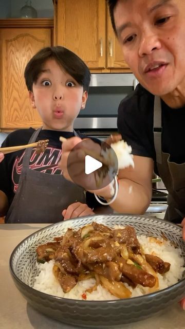 saltNpiipa on Instagram: "Beef Onion Stir Fry #stirfry #beefstirfry #asianfood #easyrecipe #steak #ribeye #dinnerideas #easyrecipe #familycooking   5 servings total 443 Cals/serving 35g Protein 25g Fat 8g Carbs  1 1/2lbs Ribeye steak (strips) 1 White onion (sliced) 4 Green onions (chopped) 4 Garlic cloves (minced)  Marinade: 1 tbsp Soy sauce 1 1/2 tbsp Cornstarch 2 tsp Rice vinegar 2 tsp Sesame oil 1/2 tsp Baking soda 1 tbsp neutral oil  Sauce: 1 tbsp Rice vinegar 1 tbsp Oyster sauce 1/2 tbsp Dark soy sauce 1 1/2 tbsp Cornstarch 1 tsp Black pepper 1/4 cup Water (cold) 1 tbsp Brown sugar 1 tsp Chili garlic sauce  Inspired by @christieathome" White Rice And Steak Recipes, Velveting Beef, Steak Ribeye, Steak Strips, Soy Sauce Rice, Bulgogi Recipe, Air Fryer Recipes Vegetarian, Homemade Chinese Food, Dark Soy Sauce