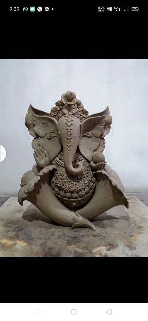 Ganesh Idol Clay Unique, Small Ganesha Decoration Ideas, Easy Clay Ganesha, Shadu Mati Ganpati Murti Simple, Cute Ganpati Murti, Ganpati Clay Model, Ganesha Murti Design, Ganpati Clay Art, Clay Ganpati Making