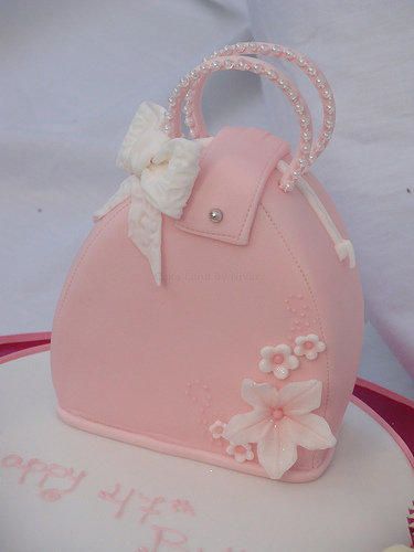 Mini hand bag birthday cake Handbag Cake Tutorial, Chanel Mini Bag, Fashion Cupcakes, Handbag Cakes, Elegant Cupcakes, Realistic Cakes, Purse Cake, Mini Hand Bag, Handbag Cake