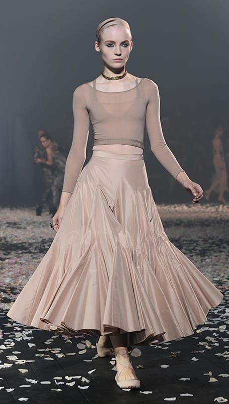 Sandstorm Dior made our dancer dreams come true with models floating down the runway in fawn-coloured sheer rehearsal tops, ultra-full skirts and ballet flats. #thekit #fashion #style #spring Ballet Runway, Vest Runway, Dark Balletcore, Runway Skirts, Ballerina Skirts, Balletcore Outfits, Skirt With Godet, Runway Skirt, 2019 Fashion Trends