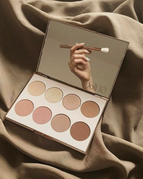 Makeup Artist Branding, Beauty Video Ideas, Makeup Pallets, Beauty Makeup Photography, Makeup Accesories, Photoshoot Makeup, Cosmetics Photography, Makeup Store, Beauty Products Photography