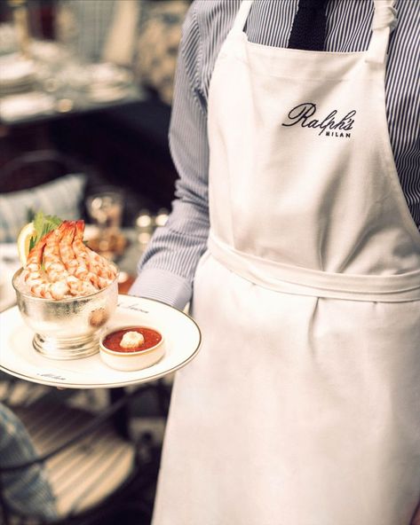 Warm hospitality with a classic American menu inspired by Ralph Lauren’s personal favorites, as seen in the courtyard at #RalphsMilan.

#SalonedelMobile Restaurant Moodboard, Barista Uniform, Bar Uniform, Chef Dress, Cafe Uniform, Polo Bar, Library Cafe, Restaurant Aprons, Spa Uniform