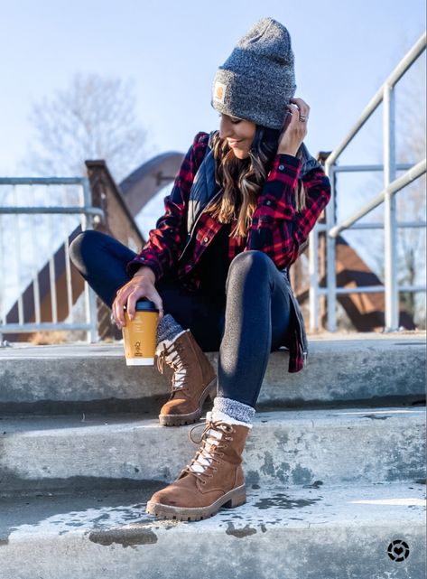 Carhartt Hat Outfit Woman, Carhartt Hat Outfit, Winter Legging Outfits, Legging Outfits Winter, Winter Outfit Leggings, Leggings Outfit Work, Flannel And Leggings, Flare Leggings Outfit, Leggings Outfit Ideas