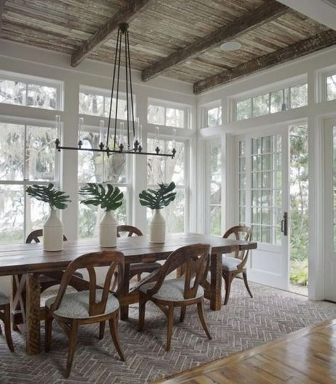 40+ Fabulous Farmhouse Dining Room Decor Ideas #farmhouse #diningroomdecor #diningroomdecorideas Farmhouse Sunroom, Valley Kitchen, Sunroom Decor, Sunroom Dining, Den Room, Screened Porches, Dining Ideas, Ceiling Ideas, Outdoor Room