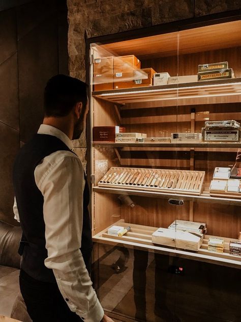 Humidor Room, Cigars Lounge, Gentlemans Room, Zigarren Lounges, Whisky Bar, Pick Your Poison, Whiskey Bar, Restaurant Lighting, Cigars And Whiskey