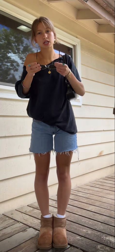 Casual Black Top Outfit, Shorts And Long Sleeves Outfits, Summer Outfits Evening, Graphic Tee Outfit Summer, Summer Outfits Girl, Emo Summer Outfits, Summer Outfits Elegant, Long Denim Shorts Outfit, Pub Outfit