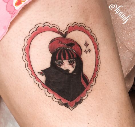 Draculaura Tattoo Ideas, Draculaura Tattoo, Monster High Tattoo Ideas, Monster High Tattoo, Dopamine Tattoo, Doodle Tattoos, Dracula Tattoo, Mirror Tattoos, Vampire Tattoo