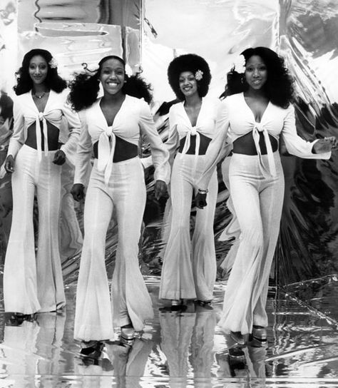 Sister Sledge...I met them at National Record Mart back when the Pirates used "We Are Family" as their theme song in 1979 Look Disco, 70s Fashion Disco, Sister Sledge, Four Women, Disco Fashion, Hallowen Costume, 70s Inspired Fashion, Disco Era, 70s Outfits