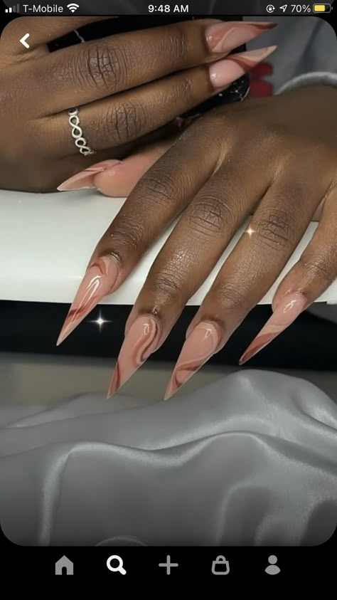 Almond Point Nails Designs, Fall Pointy Nail Designs, Brown Stilleto Nails Design, Stiletto Nails Fall Colors, Brown Stilleto Nails Designs, Stiletto Nail Inspo Baddie, Stiletto Brown Nails, Thanksgiving Nails Stiletto, Brown Stiletto Nails Design