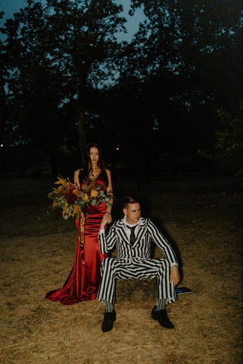 Couples Costume Photoshoot, Bettle Juice Halloween Costume Couple, Beatle Juice Couple Costumes, Beetlejuice Couple, Beetle Juice Costume Couple, Beetlejuice And Lydia Costume Couple, Beetle Juice Photoshoot, Halloween Wedding Costumes, Beetlejuice Wedding Scene