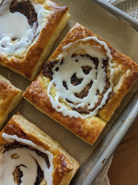 Cinnamon Roll Cheese Danish Cinnamon Roll Pastry, Cinnamon Roll Danish, Savory Danish Pastry, Cinnamon Danish Recipe, Pecan Danish Recipe, Cinnamon Danish, Kringle Recipe, Fancy Foods, Puff Pastry Filling