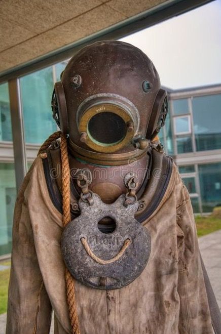 Deep Sea Diver Character Design, Deep Sea Exploration, Old Diver Suit, Submarine Photography, Old Scuba Helmet, Old Diving Suit, Old Diving Helmet, Underwater Suit, Atmospheric Diving Suit