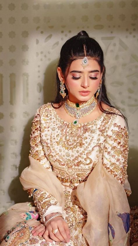 Urdu Poetry Ghazal, Laiba Khan, Bollywood Makeup, Long Bridal Hair, Urdu Novel, Pakistani Fashion Party Wear, Dubai Fashion, Pakistani Actress, Fashion Hacks Clothes