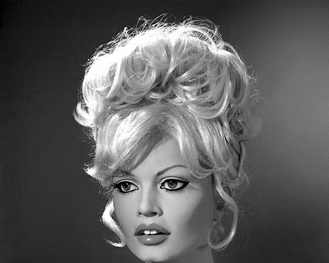 I LOVE this hair!  I really like the rest of the look as well.  OK, maybe I just love Brigitte Bardot in the 60's. :) Vintage Updos, Old Fashioned Hairstyles, Vintage Hairstyles For Long Hair, Vintage Updo, Bouffant Hair, Vintage Wedding Hair, Vintage Headbands, Hairstyles Updo, Vintage Hair