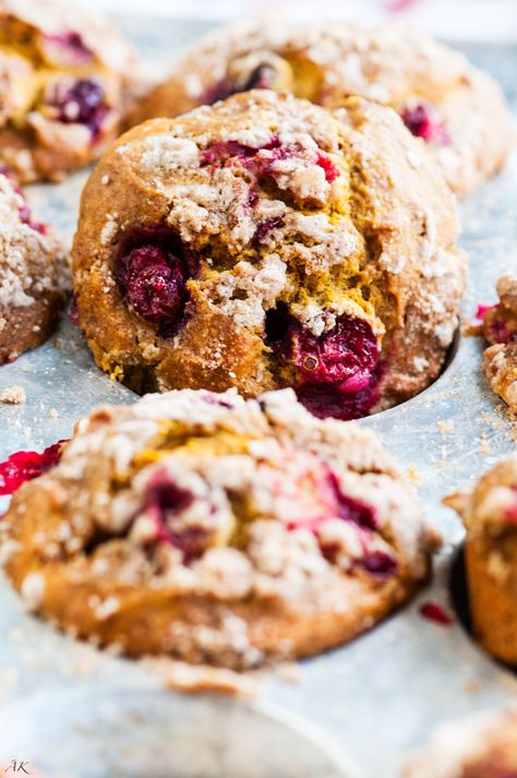 pumpkin-spice-cranberry-muffins-4 Pumpkin Cranberry Muffins, Cranberry Recipes Muffins, New Desserts, Doughnut Muffins, Recipes Muffins, Gluten Free Kitchen, Cranberry Muffins, Pumpkin Cranberry, Muffin Streusel