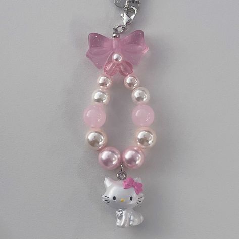 Phone Charm Hello Kitty, Phone Charms Hello Kitty, Hello Kitty Bead Bracelet, Diy Friendship Bracelets Tutorial, Hello Kitty Keychain, Hello Kitty Jewelry, Charmmy Kitty, Beaded Things, Kitty Images