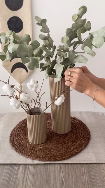 It Decorations, Diy Vase Ideas, Cardboard Vase, Minimalist Home Decor Ideas, Lesley Gore, Recycling Projects, Diy Room Decor Videos, Diy Plant Hanger, Art Decor Diy