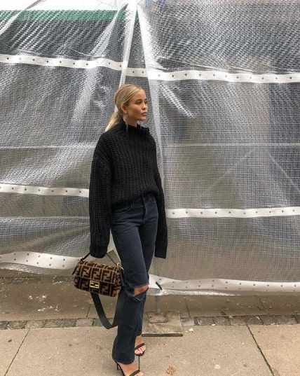 These First-Date Winter Outfits Sure to Impress Minimalist Moda, Black And White Outfit, Club Outfits For Women, Woman In Black, Date Outfit, Casual Chique, Winter Mode, January 12, Looks Street Style