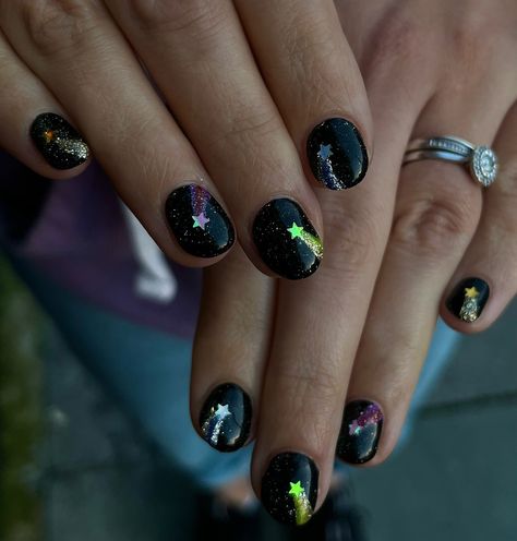 💫 Shooting stars 💫 Did the cutest lil biab shorties today 😍 love the black starry background 🖤🖤 Nail inspo - @lyssalouise.nailartist 😘 #… | Instagram Shooting Star Nails, Background Nail, Pink Oval Nails, Starry Background, Space Nails, Star Nail Art, Star Nails, Oval Nails, Shooting Stars