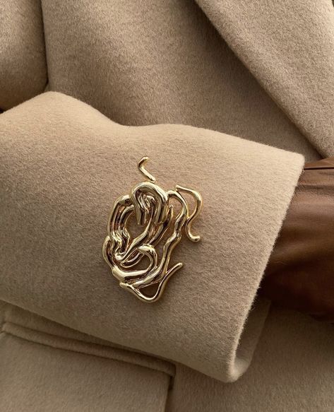 Broches Aesthetic, Brooch Outfit Ideas, Future Outfit, Jewelry Fashion Trends, Classy Jewelry, Gold Brooches, Old Money Aesthetic, Jewelry Photography, Abayas Fashion