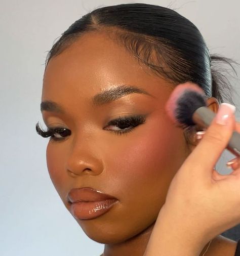 Dark Skin Round Face Makeup, Baddie Prom Makeup Looks, Make Up Looks For Black Women, Soft Makeup Looks Black Women, Soft Beat Makeup, Flawless Face Makeup, Maquillage On Fleek, Doing Makeup, Makeup For Black Skin