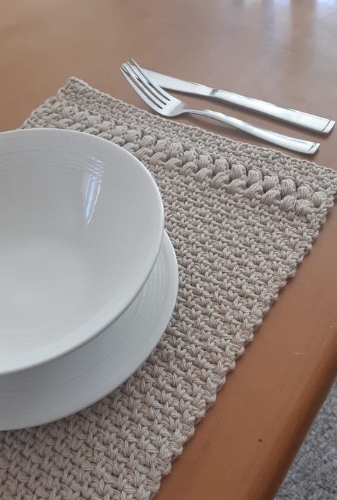 In this blog post, you will see a placemat crochet pattern. Make a beautiful crochet item with a natural fiber cotton yarn.The stitch pattern makes for a fun project that's perfect for advanced beginners. Crochet Fall Decor, Placemat Patterns, Crochet Placemat, Crochet Table Mat, Crochet Placemat Patterns, Diy Tricot, Crochet Bowl, Crochet Placemats, Crochet Table Runner Pattern