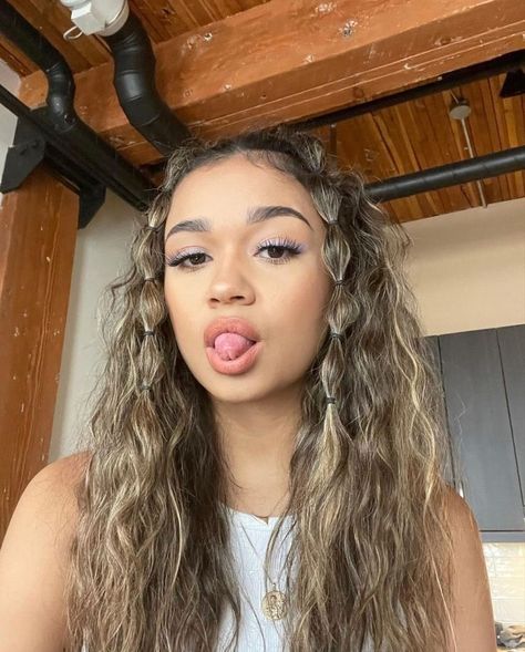 Kie Outerbanks, Kiara Outer Banks Style, Maddison Bailey, Outer Banks Style, Madison Bailey, Hairstyle Idea, Hairdos For Curly Hair, Summer Hair, Fenty Beauty