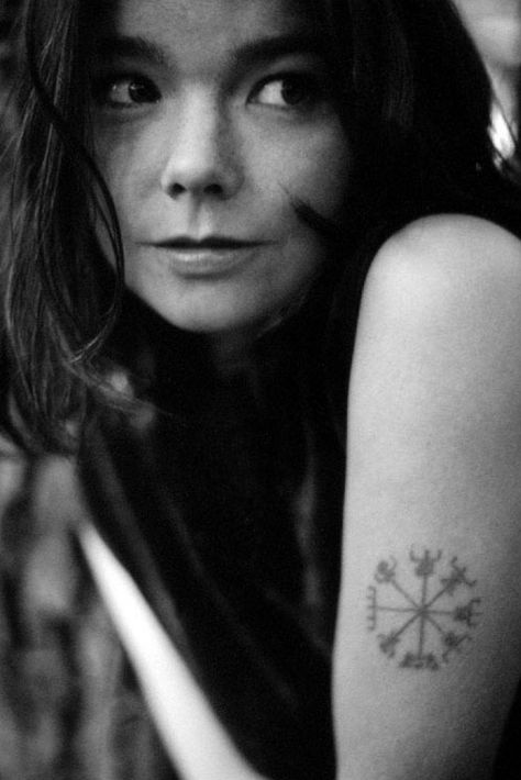 Bjork and her Vegvisir (Viking compass) tattoo Bjork Tattoo, Woman With Tattoos, Tattoo Pictures, Strange Music, Sigil Magic, Trip Hop, Eddie Vedder, Dave Grohl, S Tattoo