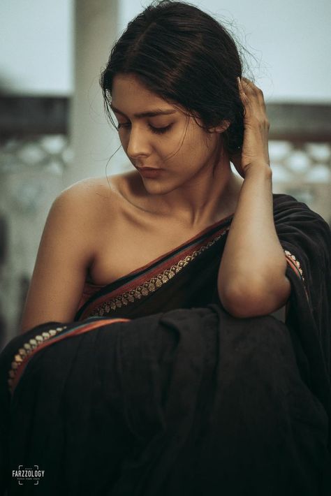 Simple Bride, Flower Photoshoot, Photography Inspiration Portrait, Indian Photoshoot, Self Portrait Poses, Traditional Indian Outfits, Portrait Poses, All Around The World, Indian Beauty Saree