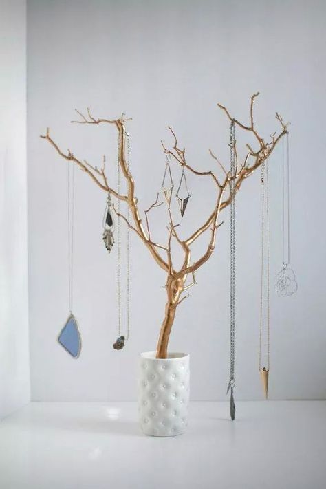 Branch jewelry hanger! Diy Necklace Holder, Jewerly Organizer, Jewelry Storage Diy, Necklace Hanger, Diy Jewelry Holder, Necklace Holder, Necklace Display, Jewelry Tree, Jewellery Storage